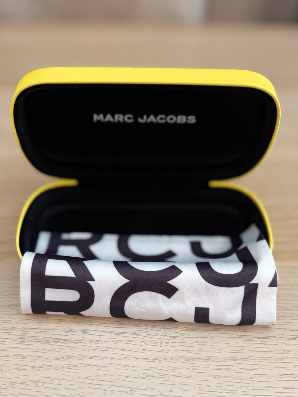 Marc Jacobs Case with Branded Black-Print Cleaning Cloth